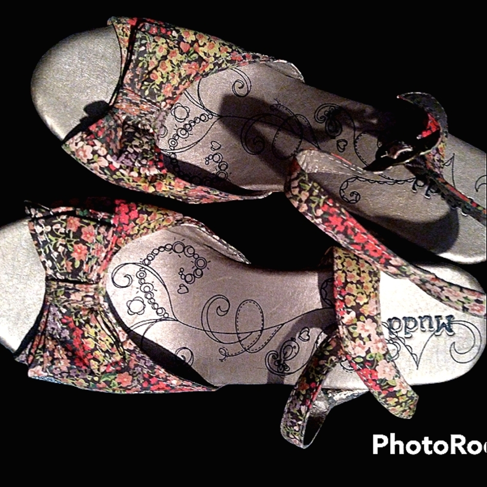 MUDD Floral 4" Wedge Sandals - Picture 2 of 15